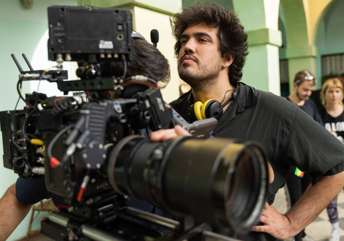 El director malagueño Alejandro Marín durante el rodaje de la película 'Te estoy amando locamente'