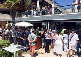 Trabajadores del hotel Guadalpín Banús, tras el desalojo de las cocinas.