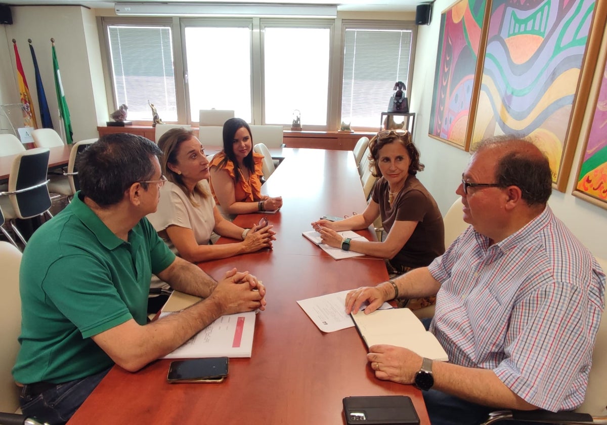 Imagen de la reunión entre los responsables de la Junta, el Ayuntamiento y el centro educativo veleño.