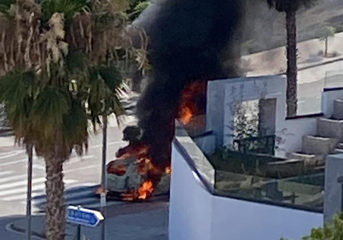 Sobresalto en Hacienda Paredes tras arder un coche y varios contenedores