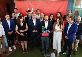 Espadas, Pérez y Ramírez, junto a miembros de la candidatura socialista por Málaga.