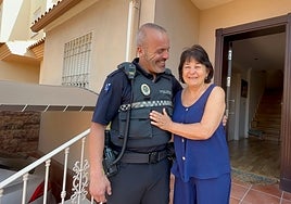 José María Rosado y Valentina Puzstovit, en el domicilio de la ciudadana de origen húngaro en Vélez-Málaga.