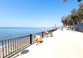 Sustitución de barandillas en el paseo marítimo.