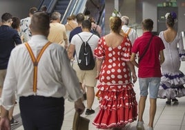 Viajeros en el metro camino del Centro durante la pasada feria.