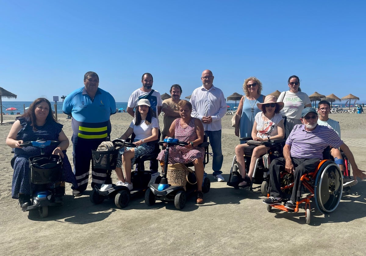 Integrantes de la asociación veleña Amivel, con el primer teniente de Alcalde en Torre del Mar.