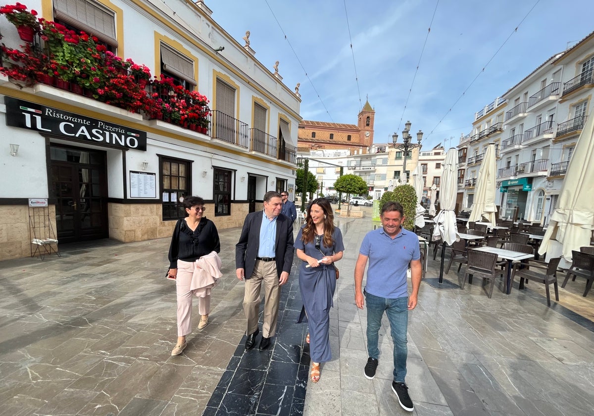 El ministro de Agricultura, Luis Planas, y la portavoz del PSOE torroxeño, Mari Nieves Ramírez, el pasado abril en la plaza de la Constitución.