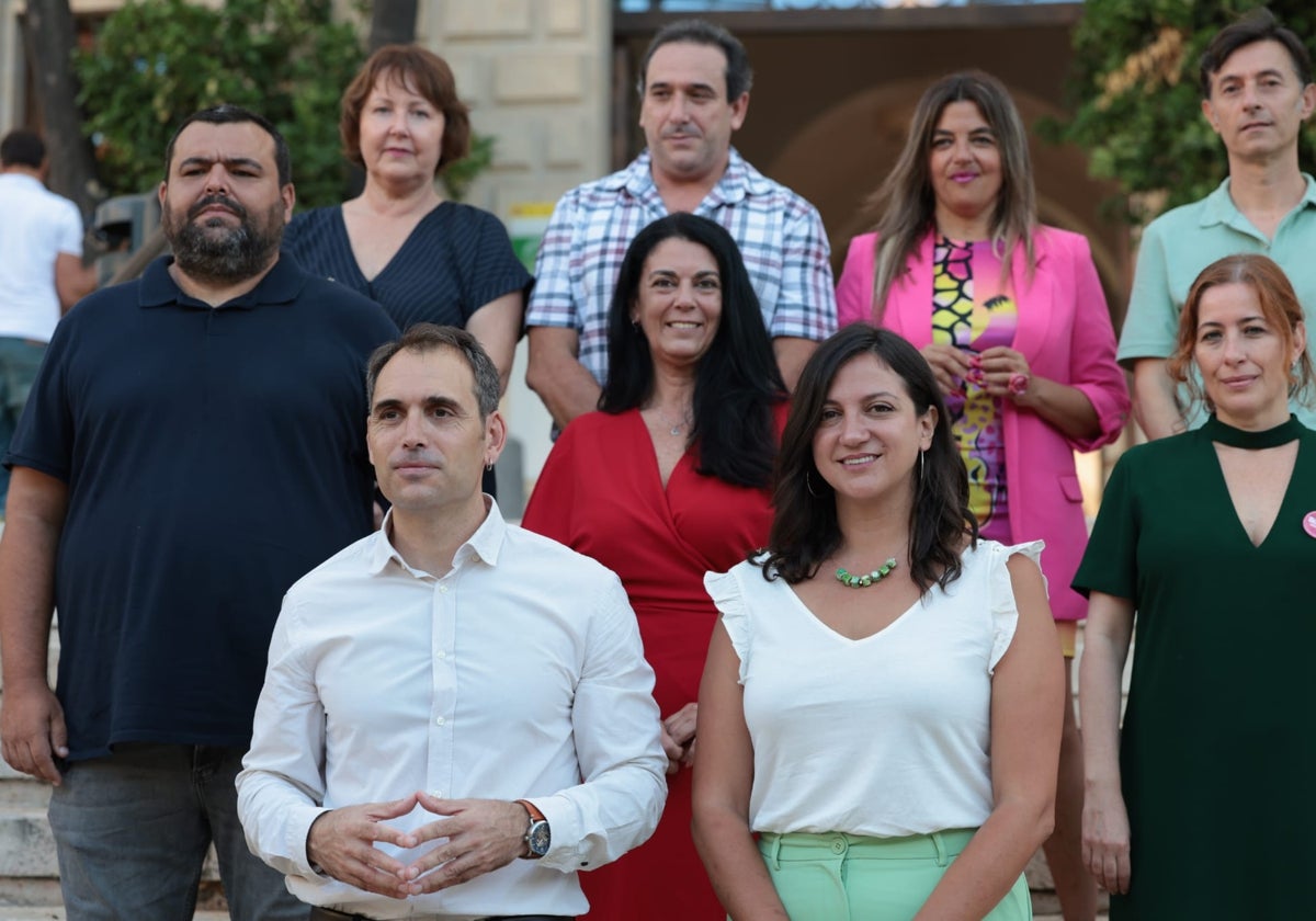 Valero junto a miembros de la candidatura ante el Museo de Málaga.