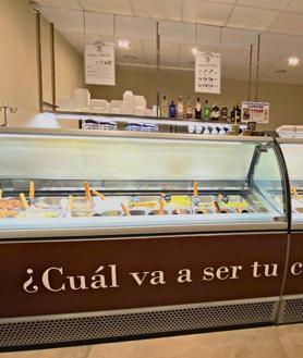 Imagen secundaria 2 - Además de sabores malagueños, tienen otros clásicos. Abajo, heladería en Estación de Cártama y vitrina de la heladería en Cruz de Humilladero.