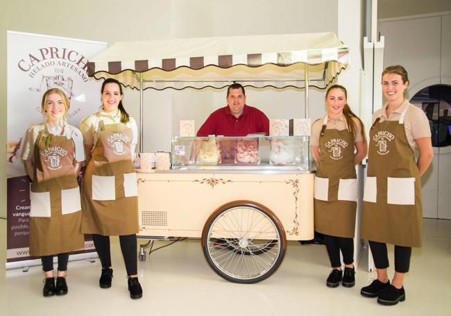 Cristóbal Agüera, en el centro, con el carro de helados para eventos.
