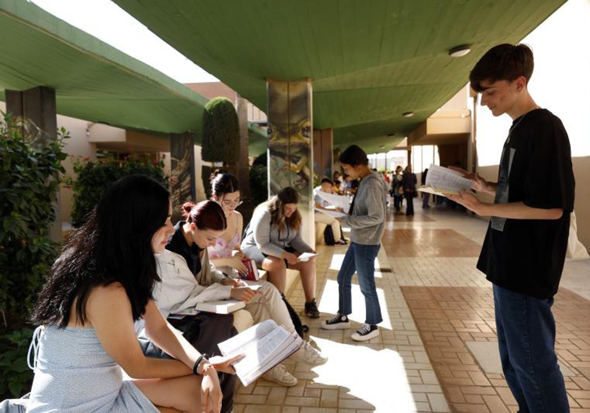 Estudiantes, en la Facultad de Filosofía y Letras, autorizada a impartir un nuevo grado.