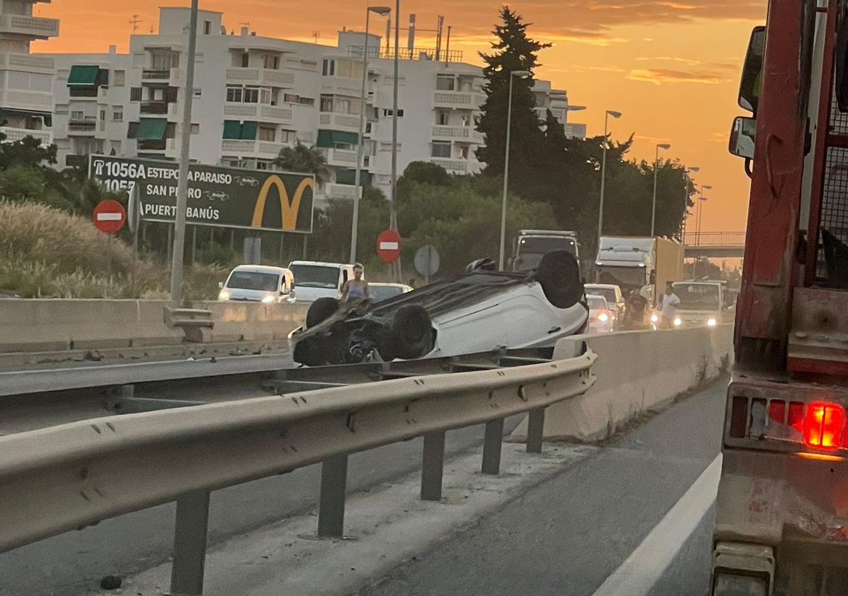 Imagen del coche volcado en Estepona este miércoles.