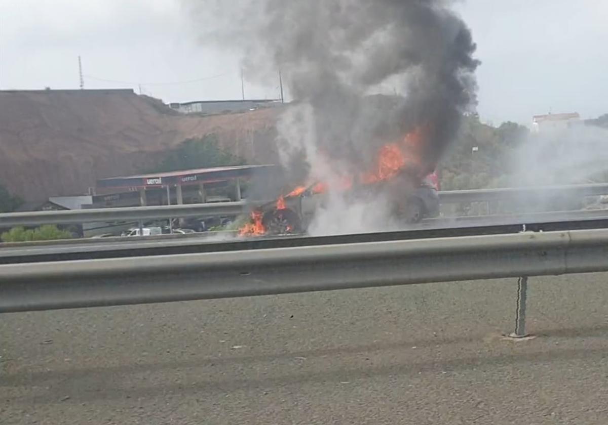 Imagen del vehículo en llamas captada por un conductor desde la autovía en sentido a la capital malagueña.