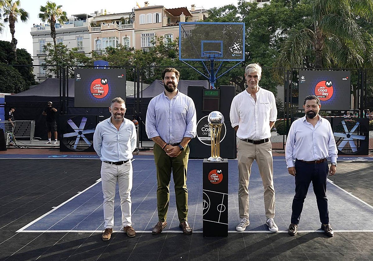 Los representantes de las instituaciones, en la plaza de La Marina.