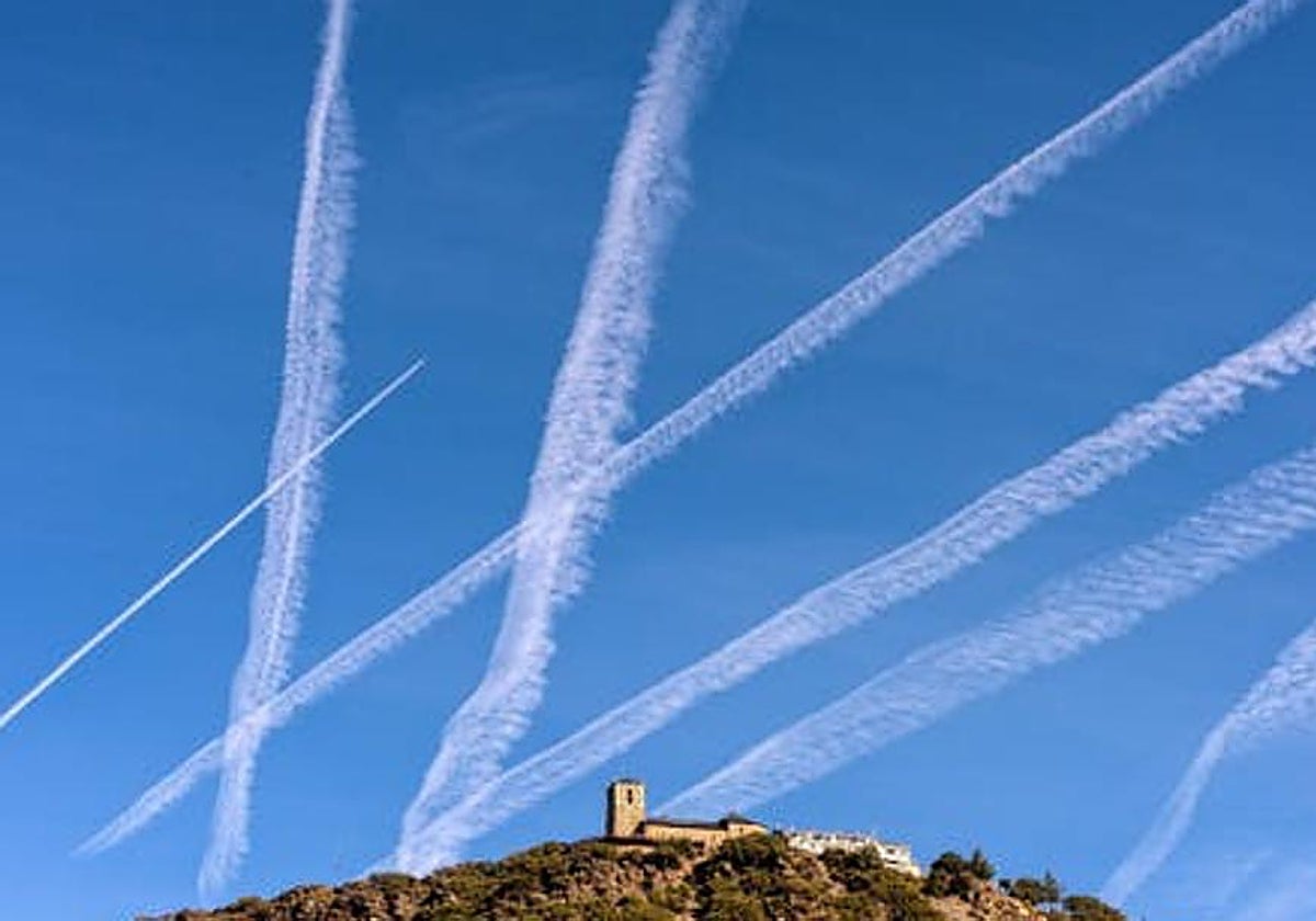 La Fiscalía de Málaga recibe la primera denuncia por 'chemtrail': «Están fumigando el cielo»