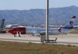 Avión de Norwegian, estacionado en el aeropuerto de Málaga.