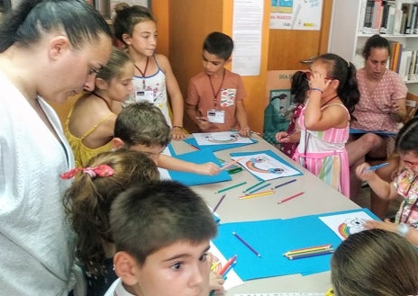 Imagen secundaria 1 - Tres imágenes del encuentro en la biblioteca de Almáchar.