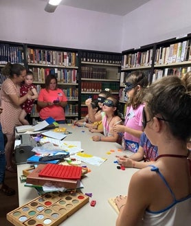 Imagen secundaria 2 - Tres imágenes del encuentro en la biblioteca de Almáchar.