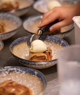 Imagen secundaria 2 - Algunos de los platos fuertes de Anfitrión: los arroces, los brioches y, de postre, la torrija con helado de Ferrero Rocher.