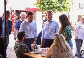 Juanma Moreno y Núñez Feijóo departen con vecinos este viernes en un paseo por Sevilla.