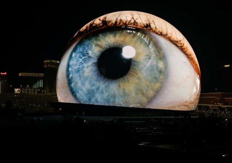 El MSG Sphere de Las Vegas proyectando una imagen de un ojo humano.