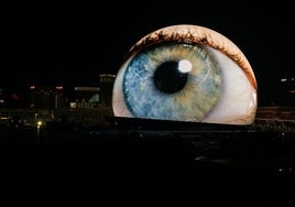 El MSG Sphere de Las Vegas proyectando una imagen de un ojo humano.