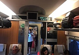 Interior de un tren con destino a Málagfa parado durante una avería anterior.