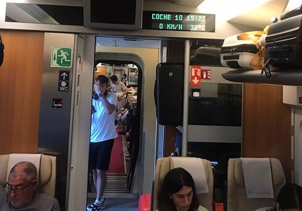 Interior de un tren con destino a Málagfa parado durante una avería anterior.