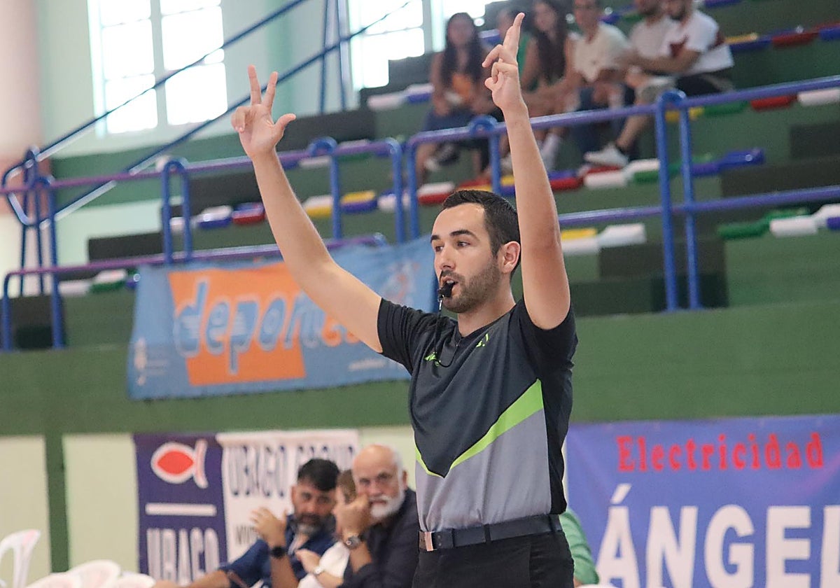 José María Arresa es el único árbitro malagueño que pita en la LEB Oro.