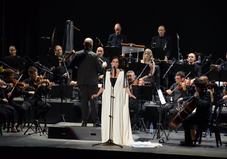 Imagen principal - Tres imágenes del concierto de este sábado por la noche en la Cueva de Nerja.