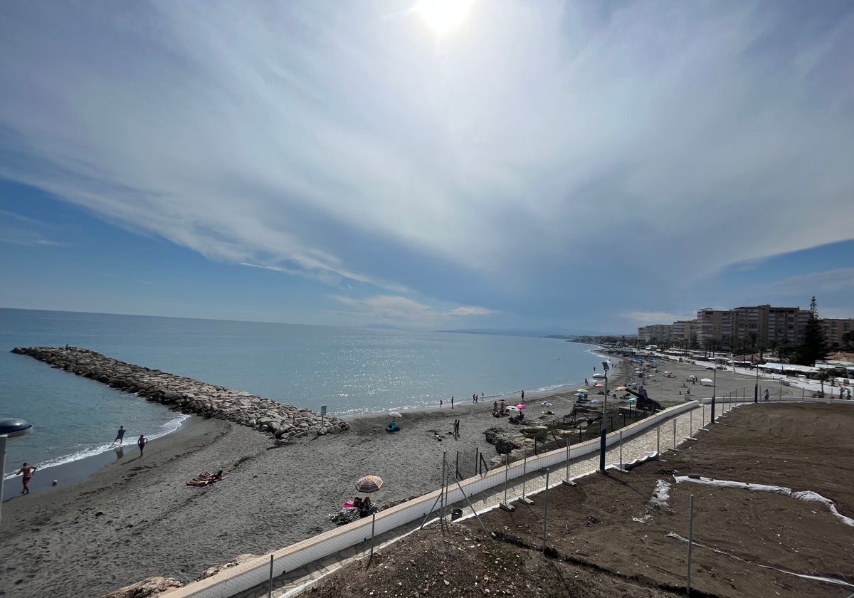 Imagen de la playa torroxeña de Ferrara, con el espigón inaugurado en 2016 en primer término.