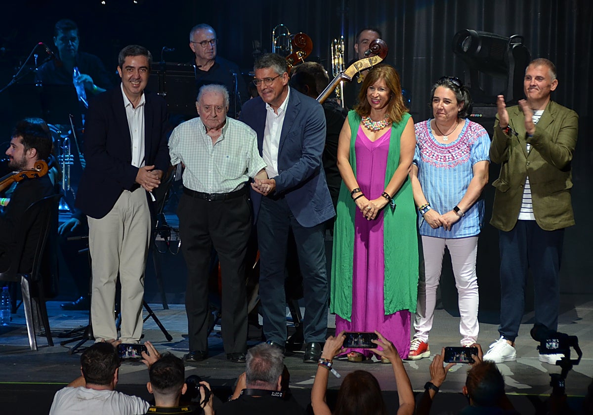 Manuel del Campo, en el escenario junto al subdelegado del Gobierno accidental, el alcalde nerjeño, la delegada de Turismo y el gerente de la Cueva de Nerja.