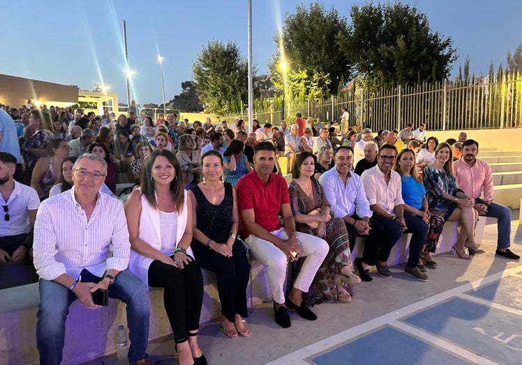 El alcalde y ediles del gobierno local, en la representación en el auditorio municipal.