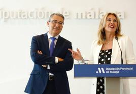 El presidente de la Diputación de Málaga, Francisco Salado, y la consejera de Economía de la Junta, Carolina España