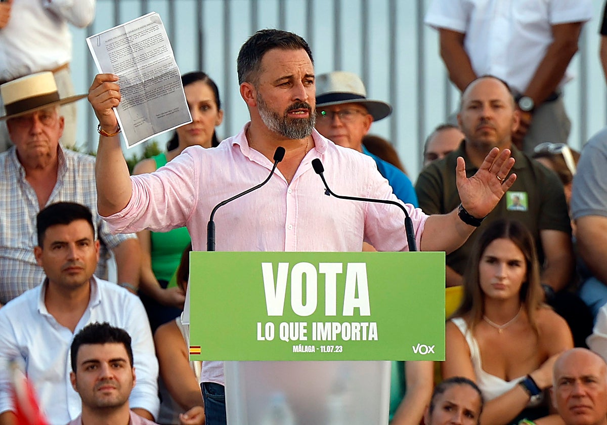 Abascal muestra el documento del acuerdo ofrecido por Feijóo a Sánchez.