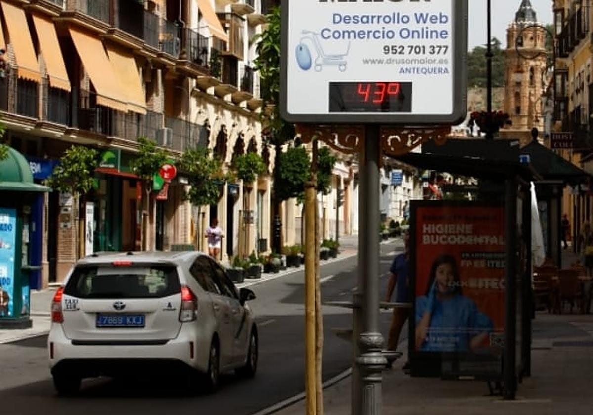 Amanecer de hoy, marcado por la calima que cubre los cielos de Málaga.