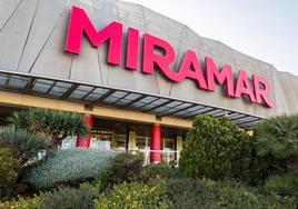 Un incendio obliga a desalojar parte del centro comercial Miramar de Fuengirola