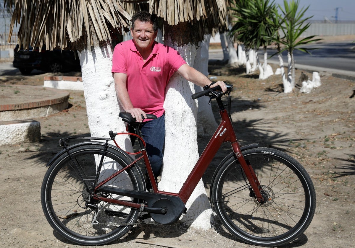 José Luis Martín, con su bici, en el jardín de los talleres de Renfe, donde trabaja.