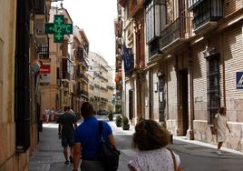 Varias personas caminan bajo un termómetro a 42 grados, ayer en Antequera.