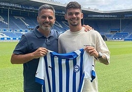 Juanmita posa en Mendizorroza con la camiseta del Alavés.