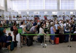 Colas ante los mostradores de facturación del aeropuerto de Málaga en el inicio de julio.