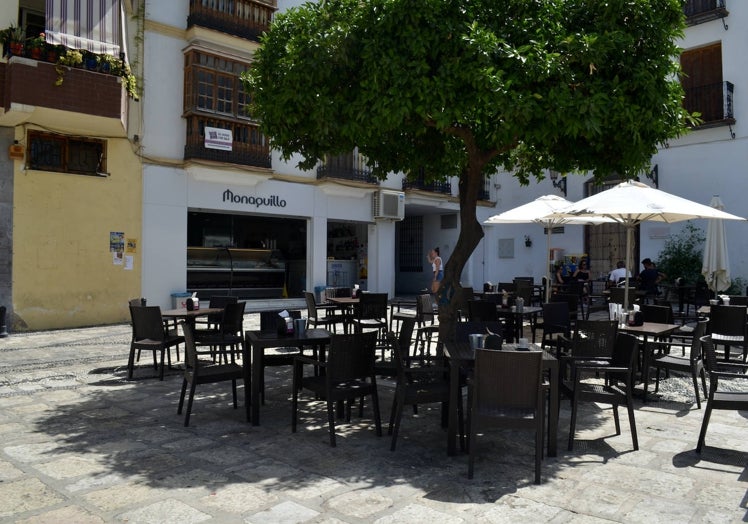 Imagen principal - La Heladería El Monaguillo con su terraza casi vacía; el termómetro con 42º y la dueña de la Heladería Lobato.