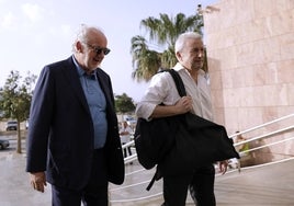 Fernando Francés, a su llegada a la Ciudad de la Justicia, junto a su abogado, Fernando Taboada.