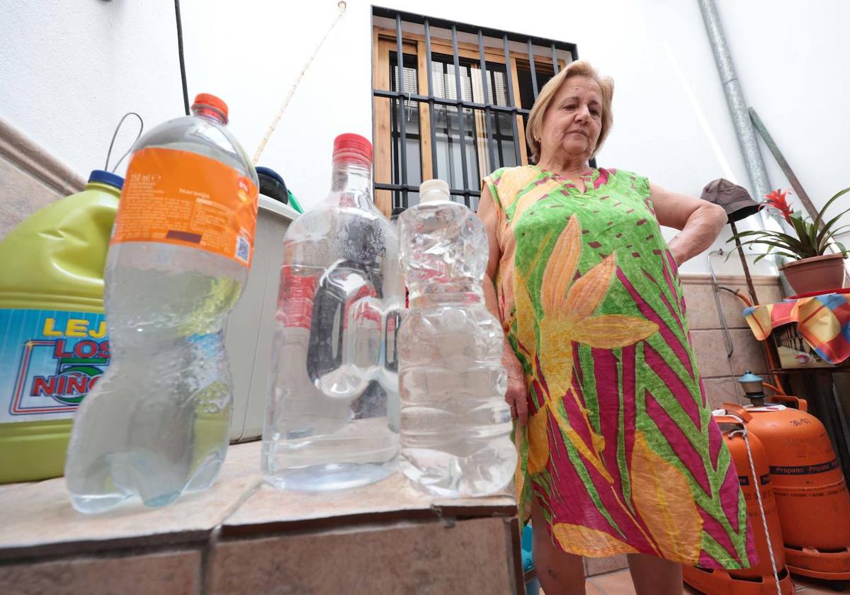 María Rodríguez dedica las mañanas a poner lavadoras y hacer acopio de agua para el resto del día.