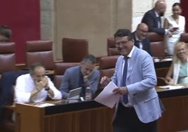 Rafael Segovia, se dirige a la tribuna del Parlamento.