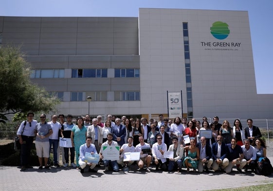 Los premiados, con los patrocinadores y autoridades universitarias, ante el edificio Green Ray de la UMA y el PTA.