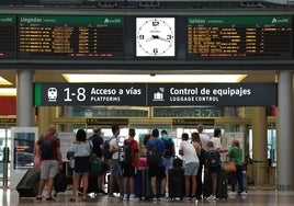 Viajeros pendientes de las pantallas en la estación María Zambrano de Málaga.