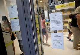 Una de las oficinas de Correos en el Centro de Málaga, ayer.