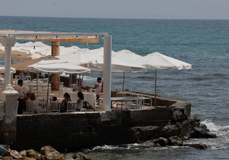 Detalle de la esquina de la terraza del balneario que mira al roquedal y a la playa.