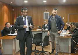 El jeque Al-Thani, junto a su traductor, tras declarar en el 'caso BlueBay'.