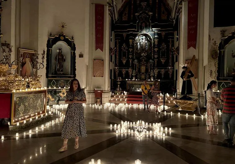 Ocho iglesias han abierto con la luz de las velas como guía de visita. En la foto, Santa Eufemia.